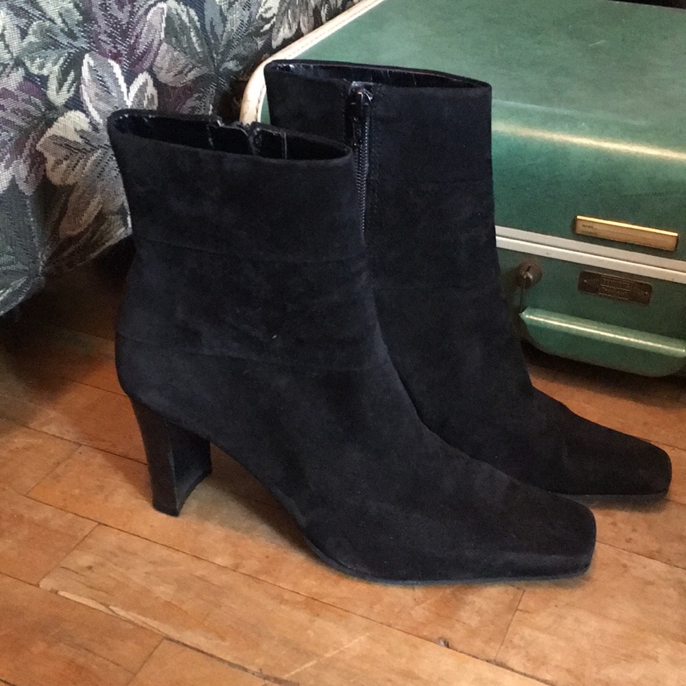 Black Suede Bandolino Ankle Booties Size 7.5 - Picture 2 of 8